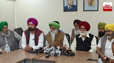 ਬਲਬੀਰ ਸਿੰਘ ਰਾਜੇਵਾਲ ਪੱਤਰਕਾਰਾਂ ਨਾਲ ਗੱਲਬਾਤ ਕਰਦੇ ਹੋਏ 