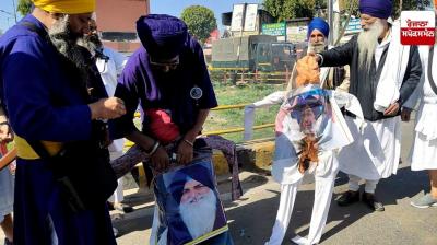 ਸਿੱਖ ਆਗੂਆਂ ਨੇ ਸੁਖਬੀਰ ਬਾਦਲ ਅਤੇ ਵਿਰਸਾ ਸਿੰਘ ਵਲਟੋਹੇ ਦੇ ਪੁਤਲੇ ਫੂਕਦੇ ਹੋਏ 