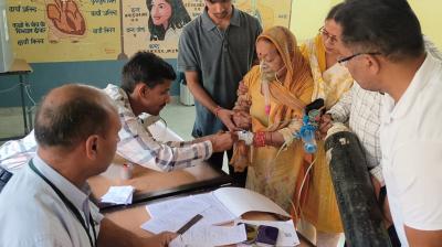 ਆਕਸੀਜਨ ਸਿਲੰਡਰ ਨਾਲ ਲੈ ਕੇ ਬਜ਼ੁਰਗ ਔਰਤ ਨੇ ਪਾਈ ਵੋਟ 