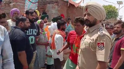 ਪੁਲਿਸ ਮੁਲਜ਼ਮ ਨੂੰ ਕਾਬੂ ਕਰਦੇ ਹੋਏ 