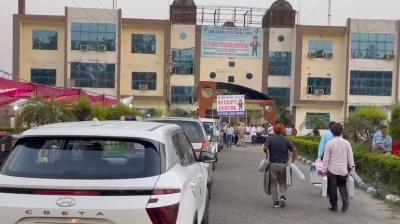 ਈਵੀਐਮ ਮਸ਼ੀਨਾਂ ਸੁਖਜਿੰਦਰਾ ਗਰੁੱਪ ਆਫ਼ ਇੰਸਟੀਚਿਊਟ ਦੇ ਸਟਰਾਂਗ ਰੂਮ ’ਚ ਲਿਜਾਂਦੇ ਹੋਏ ਤਸਵੀਰ