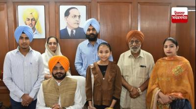 ਕੈਬਨਿਟ ਮੰਤਰੀ ਤਰੁਨਪ੍ਰੀਤ ਸਿੰਘ ਸੌਂਦ ਪੰਜਾਬ ਸਿਵਲ ਸਕੱਤਰੇਤ ਵਿਖੇ ਪਰਿਵਾਰ ਦੀ ਹਾਜ਼ਰੀ ‘ਚ ਕਾਰਜਭਾਰ ਸੰਭਾਲਦੇ ਹੋਏ 