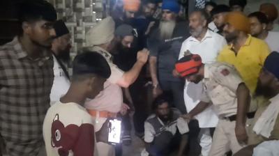 ਪੁਲਿਸ ਚੋਰ ਨੂੰ ਫੜ ਕੇ ਲਿਜਾਂਦੀ ਹੋਈ 