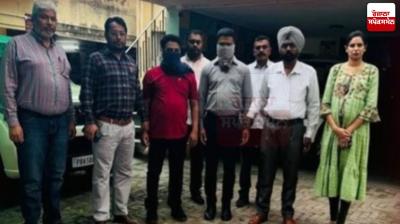 ਵਿਜੀਲੈਂਸ ਦੋ ਕਲਰਕਾਂ ਨੂੰ ਗ੍ਰਿਫ਼ਤਾਰ ਕਰਕੇ ਲਿਜਾਂਦੀ ਹੋਈ 