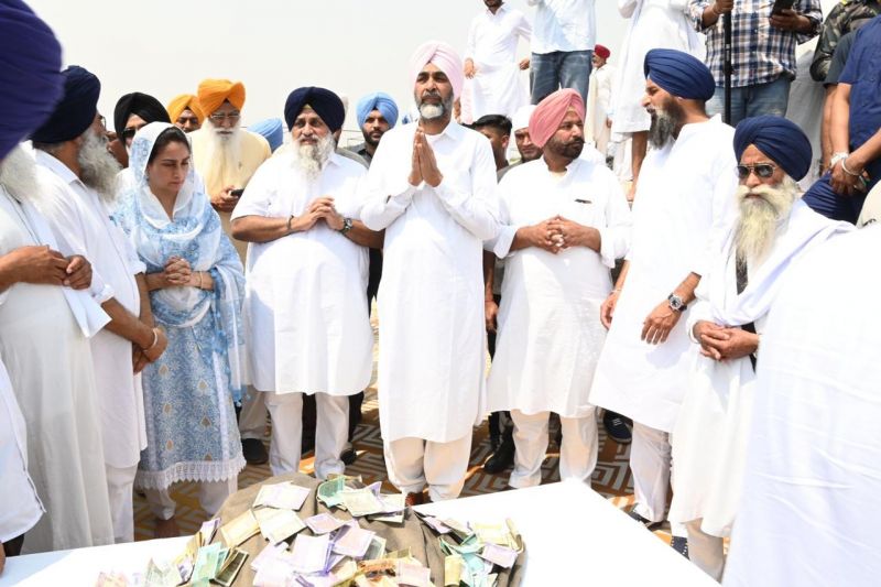 Family members of Parkash Singh Badal collect his ashes
