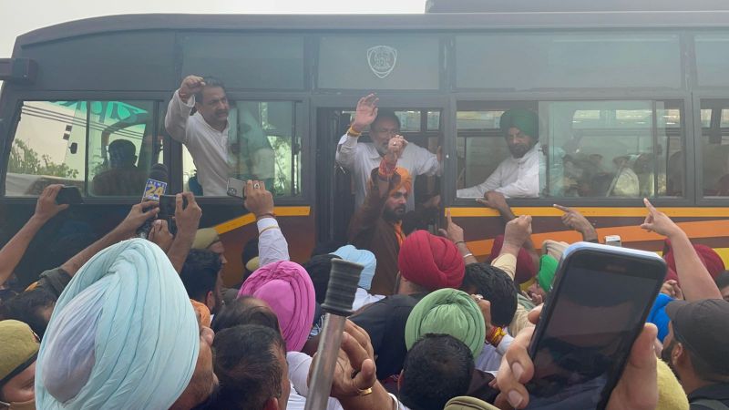 Congress convoy stopped at Haryana-UP border Congress convoy stopped at Haryana-UP border