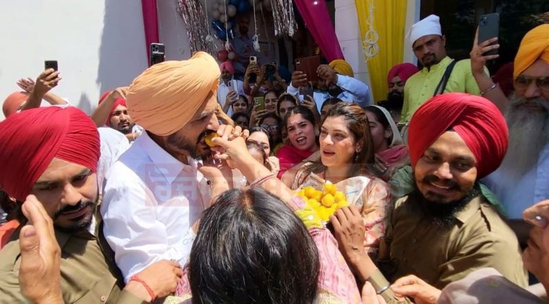 Balkaur Singh distributed laddus and put bhangra Balkaur Singh distributed laddus and put bhangra
