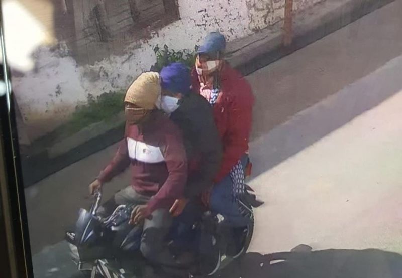 In broad daylight in Moga, robbers looted Rs 3 lakh 66 thousand from a bank In broad daylight in Moga, robbers looted Rs 3 lakh 66 thousand from a bank