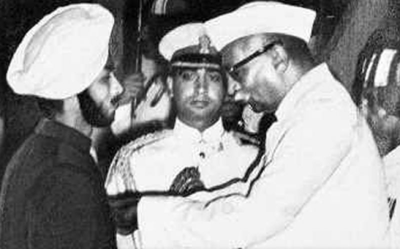 Balbir Singh Sr receiving Padma Shri Award from President Dr Parsad 1957