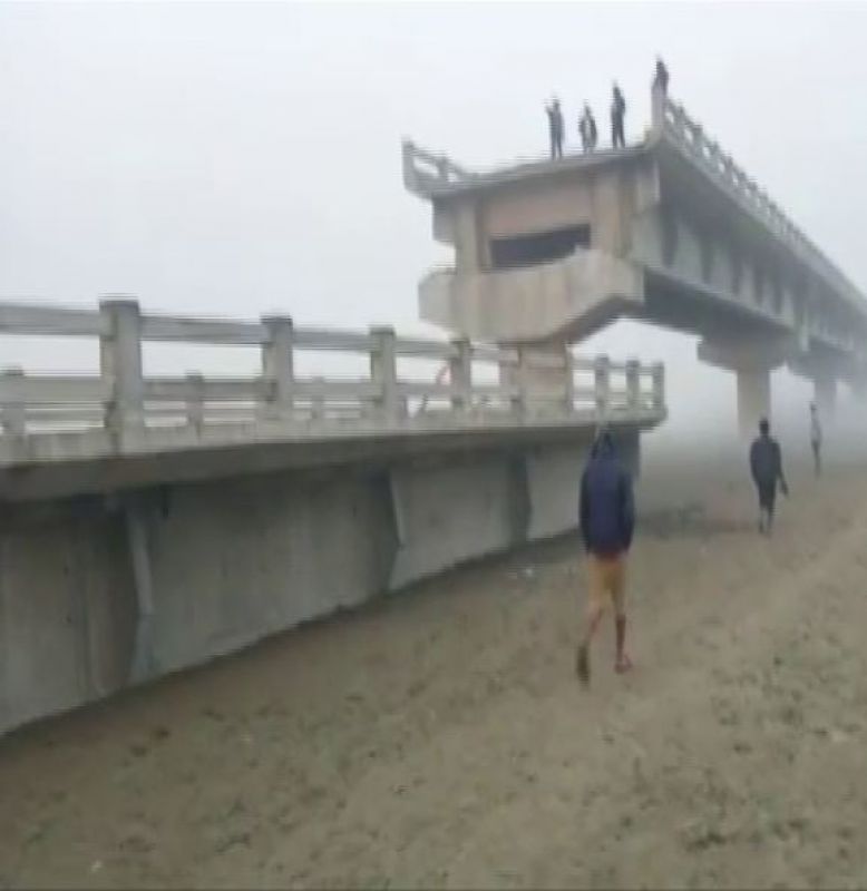 A bridge on the river Ramganga in UP suddenly collapsed A bridge on the river Ramganga in UP suddenly collapsed