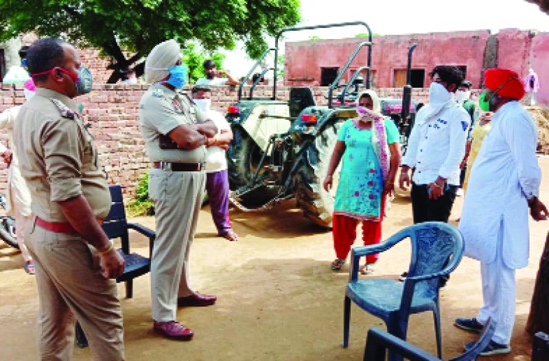 ਘਟਨਾ ਸਥਾਨ ਦਾ ਜਾਇਜ਼ਾ ਲੈਂਦੇ ਡੀ.ਐਸ.ਪੀ. ਗੁਰਦੀਪ ਸਿੰਘ ਗੌਂਸਲ ਤੇ ਐਸ.ਐਚ.ਓ. ਰਾਕੇਸ਼ ਠਾਕੁਰ।