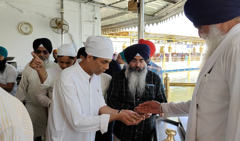 Gippy Grewal and Karan Johar paid obeisance at Sri Darbar sahib 