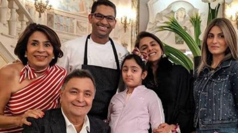 Rishi kapoor enjoys dinner with friends photo viral