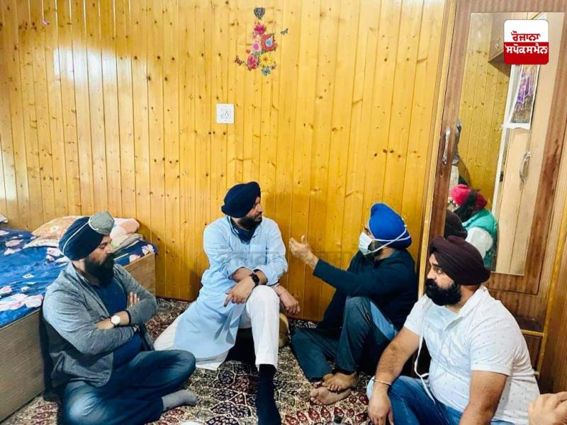 Ravneet Bittu meets family of teachers killed by militants in Srinagar
