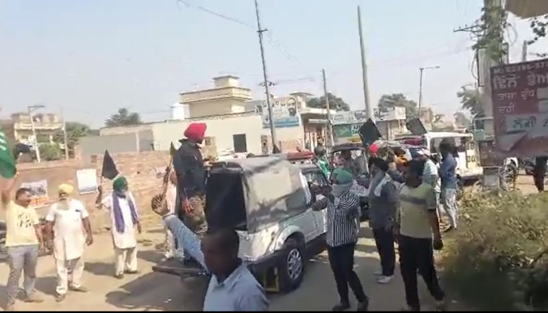 People raise black flags, slogans against Sukhbir Badal