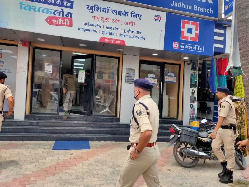 Fearless thieves looted Rs 1.19 crore from a bank in a movie style