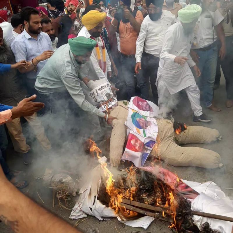 Aam Aadmi Party burns effigies of Captain and Bittu