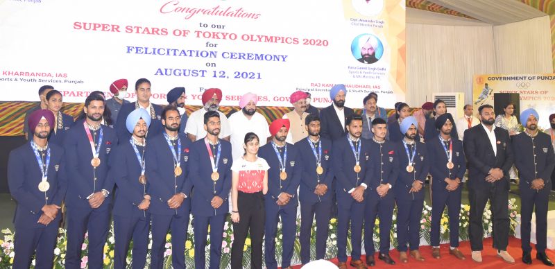 Captain Amarinder Singh With Olympic Players 