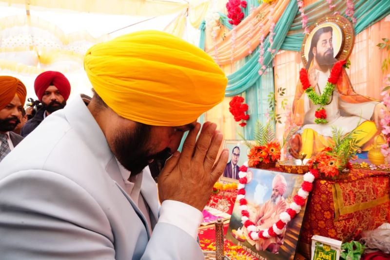 CM Bhagwant Mann flagged off train for pilgrims going to Banaras