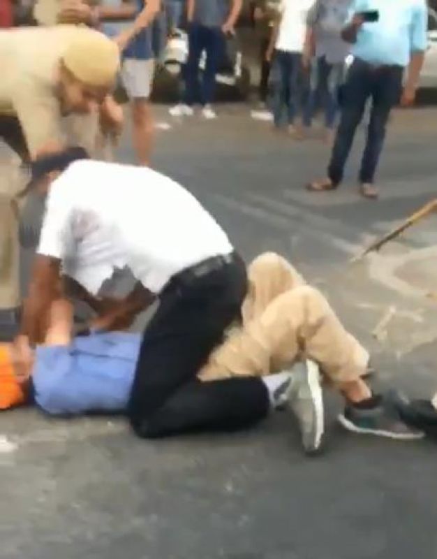  Sikh auto driver and his son were brutally thrashed by Delhi Police