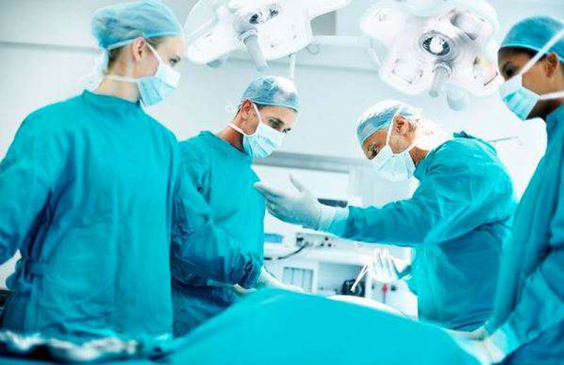 why do doctors wear only green or blue clothes during the operation