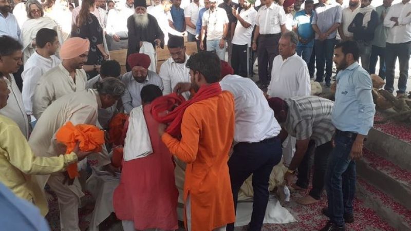 Cricket fraternity including Kapil, Sehwag attend last rites of legendary Indian spinner