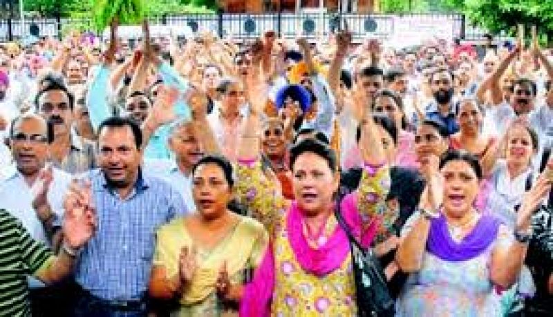 Bank employee protest for increase salaries 