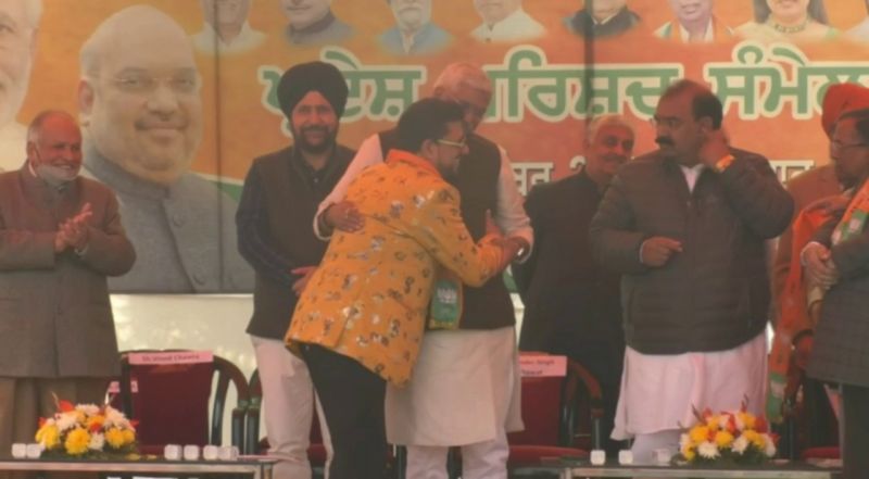 Butta Mohammad with BJP leaders 