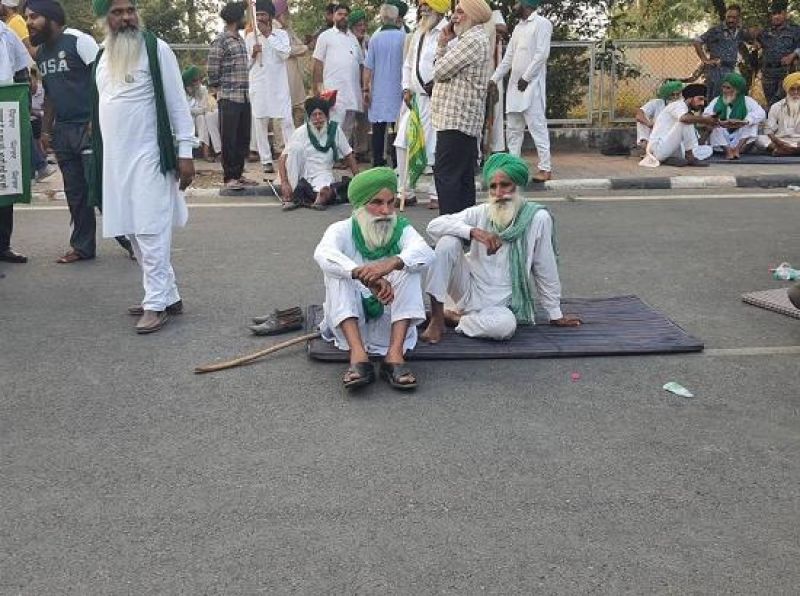 (Farmers stage dharna) 