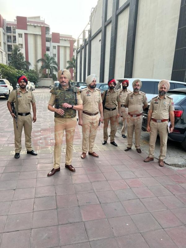 Mohali, Fatehgarh Sahib and Rupnagar Police jointly cordoned off and searched three societies in Mohali. Mohali, Fatehgarh Sahib and Rupnagar Police jointly cordoned off and searched three societies in Mohali.