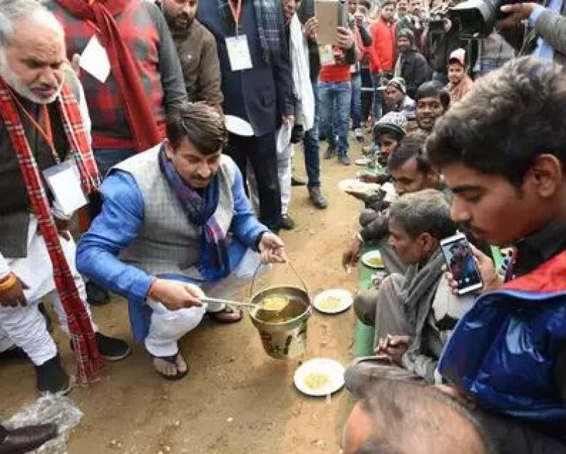 Manoj Tiwari distribute khichdi