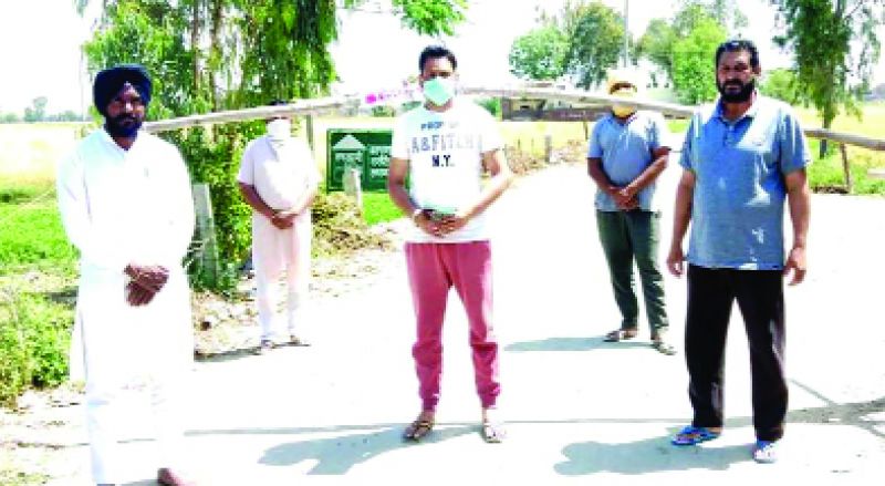 ਪਿੰਡ ਬਾਹਮਣਵਾਲਾ ਵਿਖੇ ਪਹਿਰਾ ਨਾ ਲਾਉਣ ਸਬੰਧੀ ਜਾਣਕਾਰੀ ਦਿੰਦੇ ਹੋਏ ਨਿਰਮਲ ਸਿੰਘ ਫੌਜੀ ਤੇ ਹੋਰ। (ਗੋਲਡਨ)