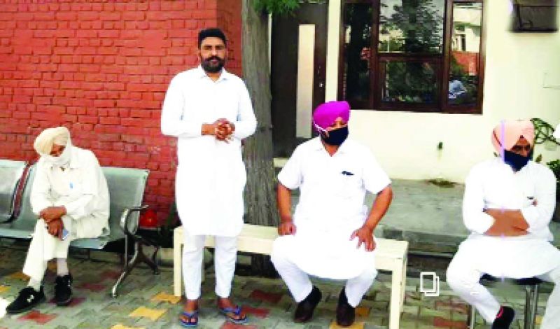 ਪੰਚਾਇਤ ਦੀ ਹਾਜ਼ਰੀ 'ਚ ਅਪਣਾ ਪੱਖ ਰੱਖਦਾ ਹੋਇਆ ਅਮਨਜੀਤ ਸਿੰਘ ਵਾਂਦਰ।