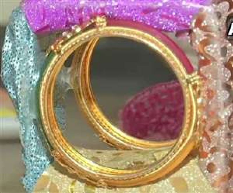 youth made a smart bangle for the safety of women