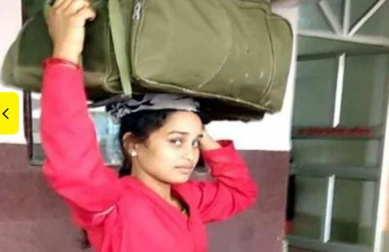 Woman From Bundelkhand Becomes Cooli