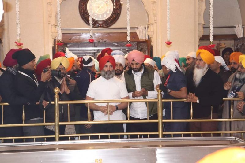 Rahul Gandhi pays obeisance at Gurudwara Fatehgarh Sahib
