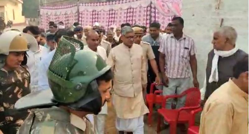 BJP Rajya Sabha member surrounded by farmers in Narnaud