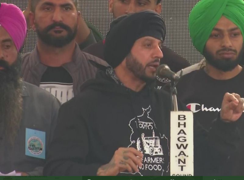 Jazzy B addresses agitating farmers at Singhu border