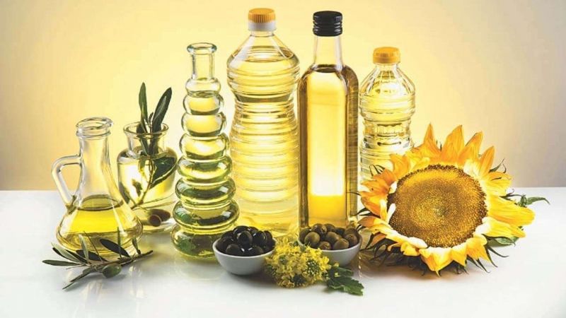 Branded edible oil makers slash prices by up to Rs 15 a litre Branded edible oil makers slash prices by up to Rs 15 a litre