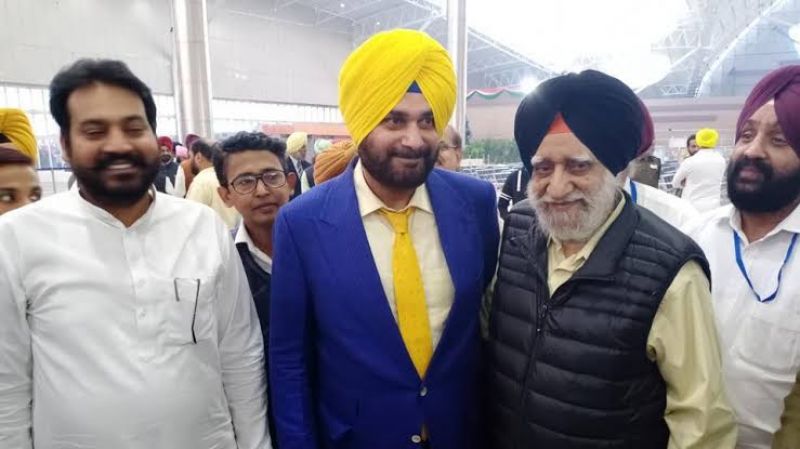 Pakistani takes a selfie with Navjot Singh Sidhu