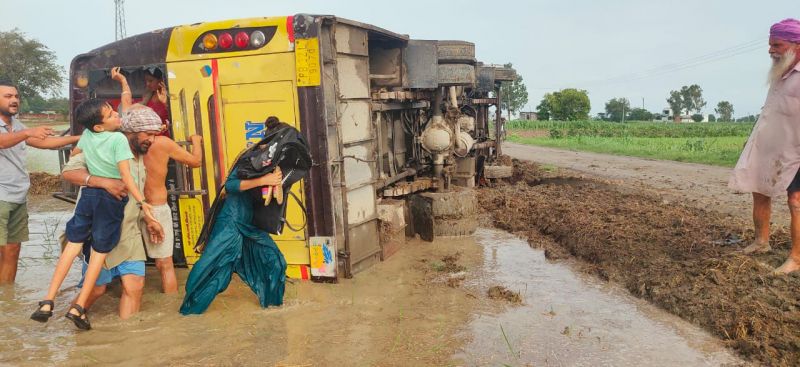 A bus full of overturned passengers in the fields A bus full of overturned passengers in the fields