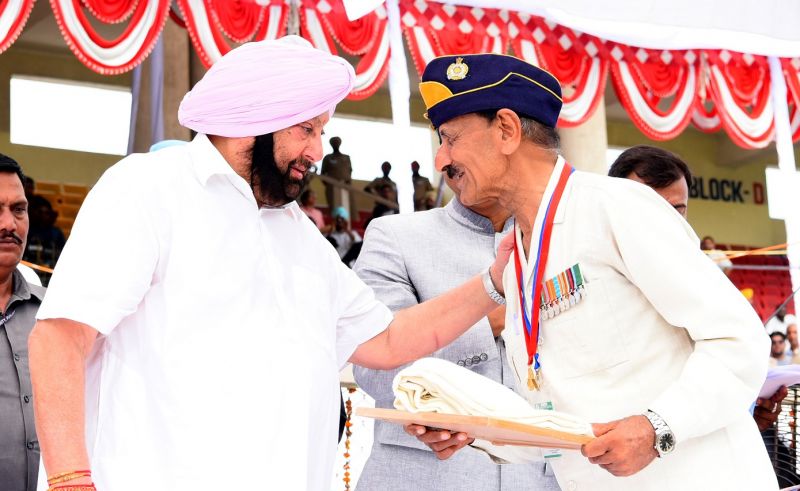 Captain Amarinder Singh honours 21 eminent personalities with state awards