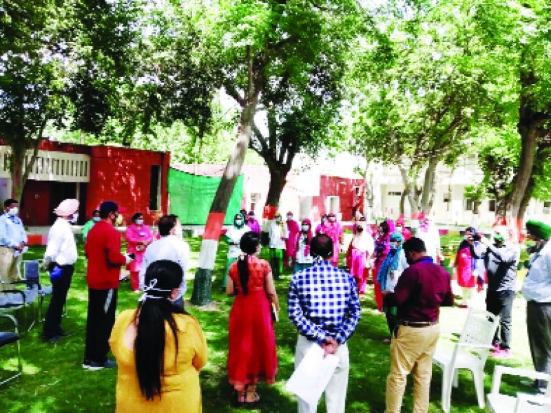 ਡੋਰ ਟੂ ਡੋਰ ਹੈਲਥ ਸਰਵੇ ਕਰਨ ਵਾਲੀਆਂ ਸਿਹਤ ਵਿਭਾਗ ਦੀਆਂ ਟੀਮਾਂ ਨੂੰ ਸੰਬੋਧਨ ਕਰਦੇ ਹੋਏ ਵਿਕਰਮਜੀਤ ਸਿੰਘ ਪਾਂਥੇ, ਐਸ.ਡੀ.ਐਮ. ਮਾਲੇਰਕੋਟਲਾ।