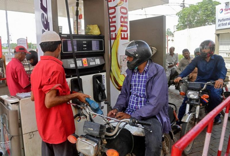 Petrol prices reach Rs 160 per liter in Pakistan