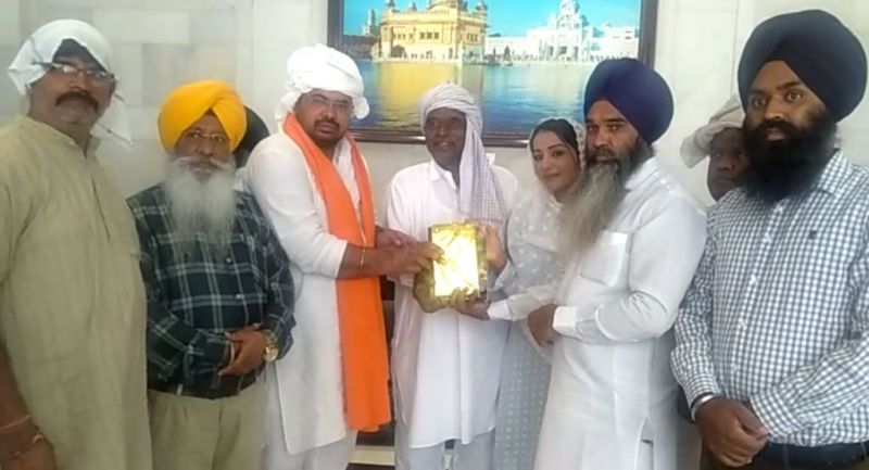 Sonia Mann and Rakesh Tikait son at Sri Harmandir sahib