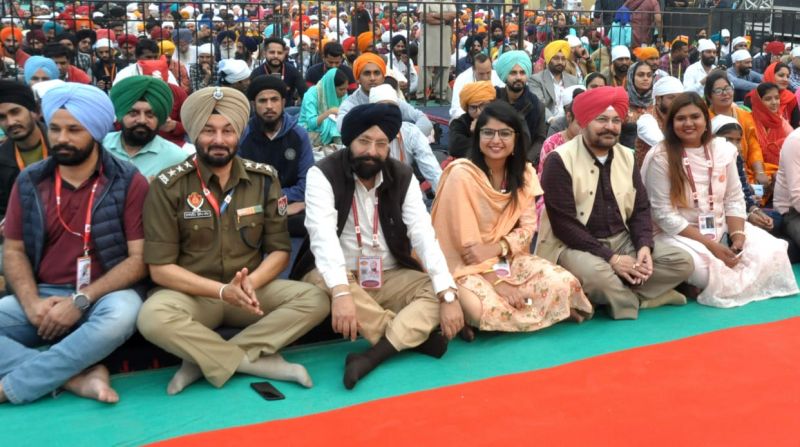 Sufi singer Mr. Satinder Sartaj today paid a musical tribute to Sri Guru Nanak Dev ji