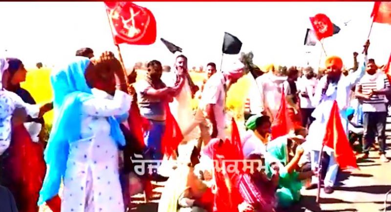 (Farmers protest against Harsimrat Badal's arrival in Moga