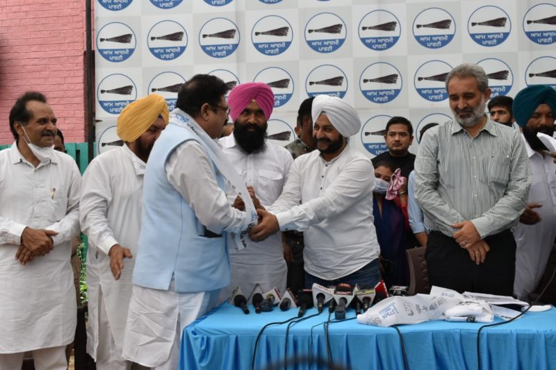 Hundreds of Congress leaders and volunteers join AAP