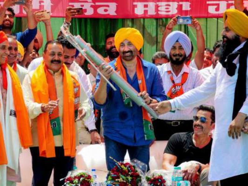 Sunny Deol carrying Handpump