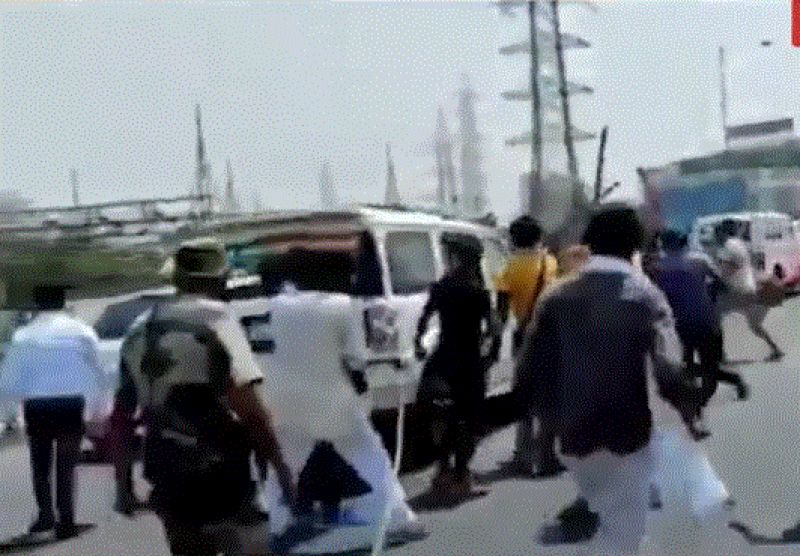 Farmers and BJP workers clash at Ghazipur border